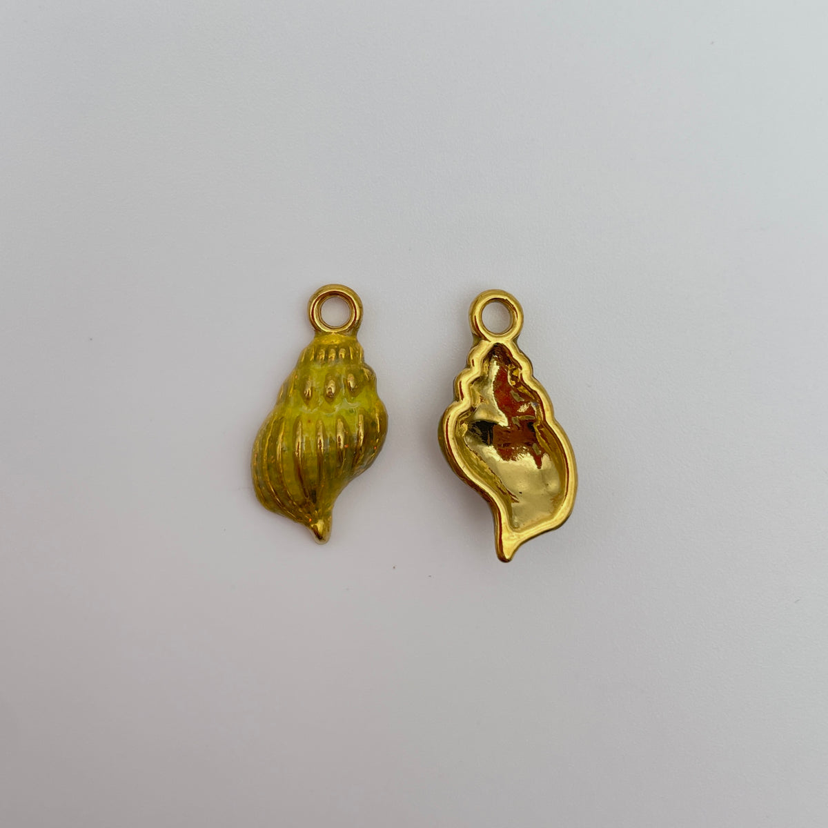 Konkylie vedhæng/charm, rød, lime eller orange 20x10mm, nikkelfri, til smykker – Limegrøn