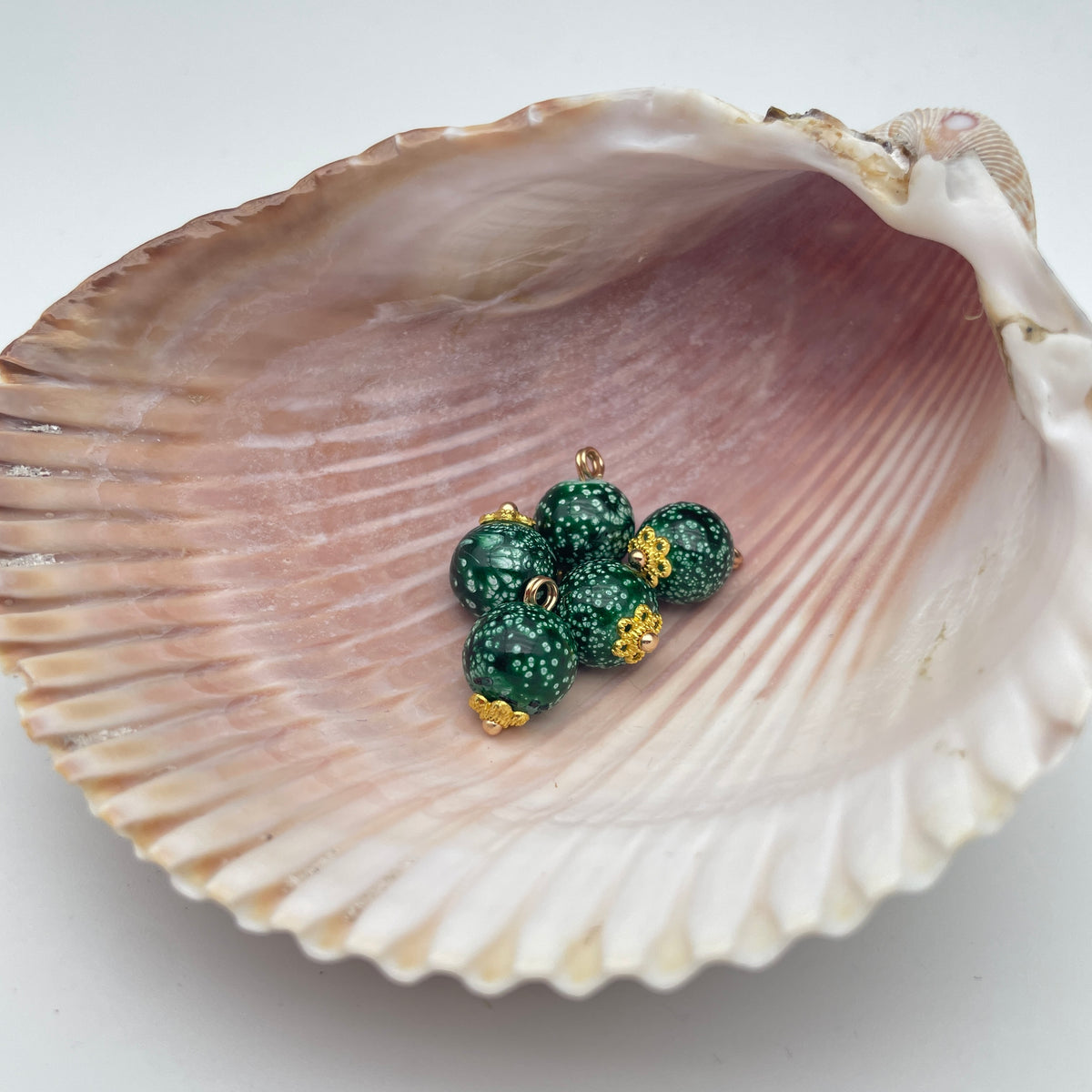 Emaljeret perle-vedhæng med guldblomst, nikkelfri, 10 x 10 mm, i flere farver – Mørkegrøn