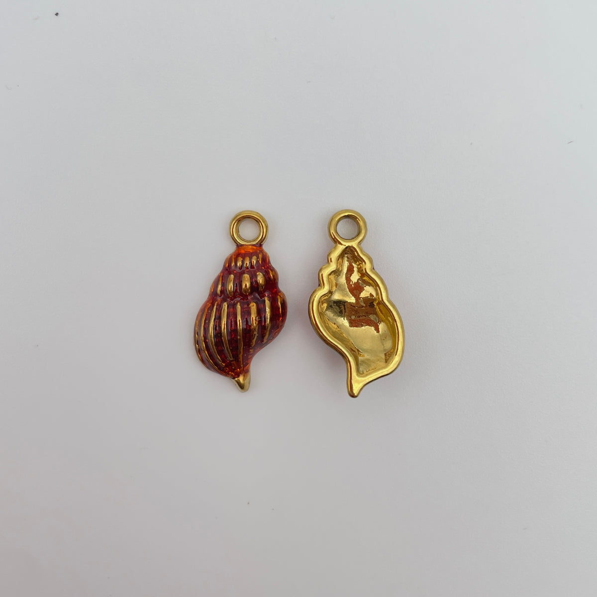 Konkylie vedhæng/charm, rød, lime eller orange 20x10mm, nikkelfri, til smykker – Rød