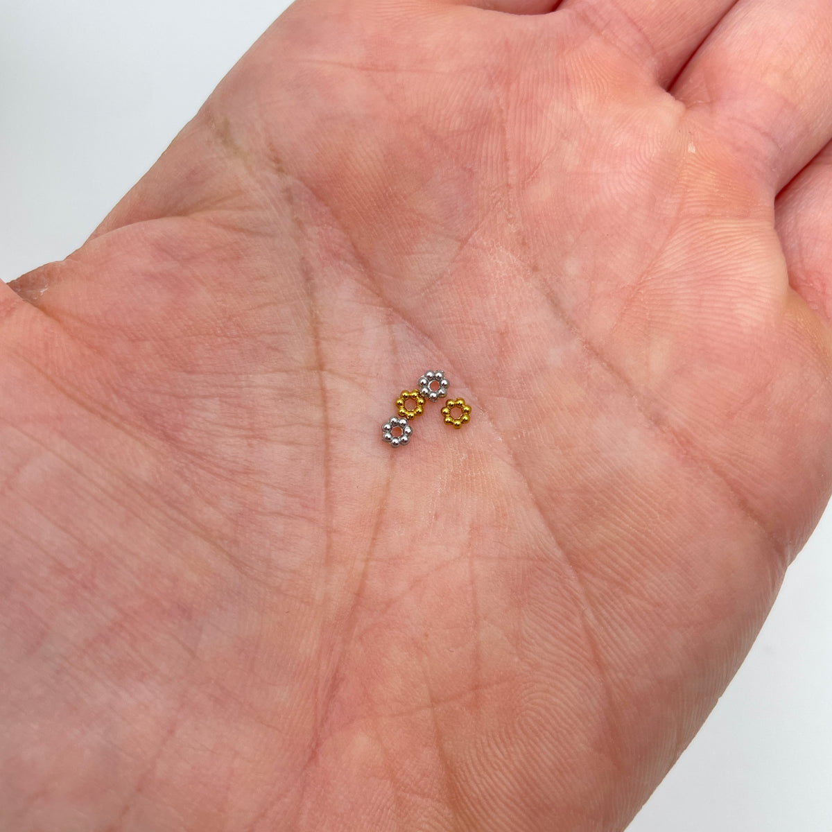 Metalblomst/spacer 2 mm med hul på 1 mm, nikkelfri, til smykker – billede 2