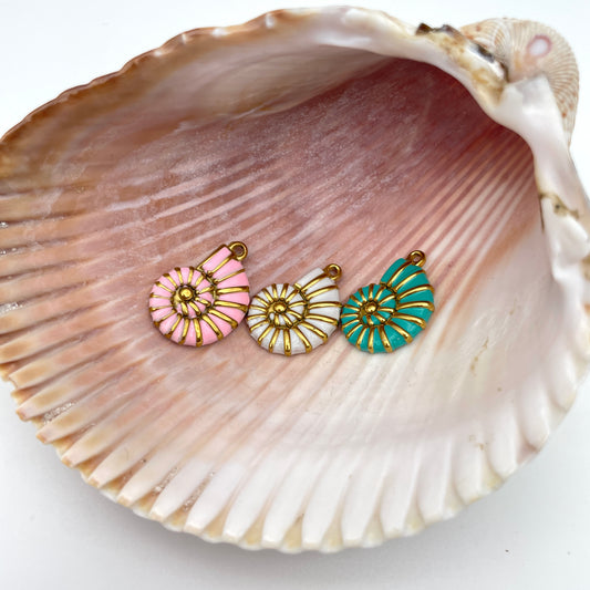 Konkylie vedhæng/charm, guld, nikkelfri, 19 x 15 x4 mm, i 3 farver til smykker