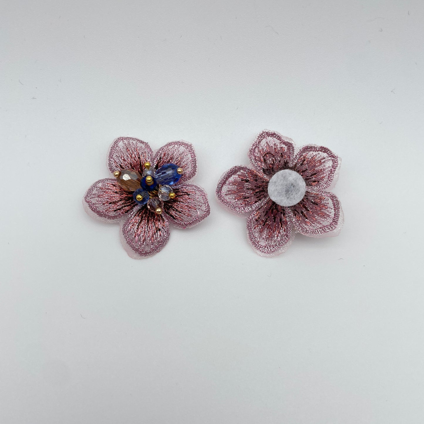 Blomst med perler som støvdragere.