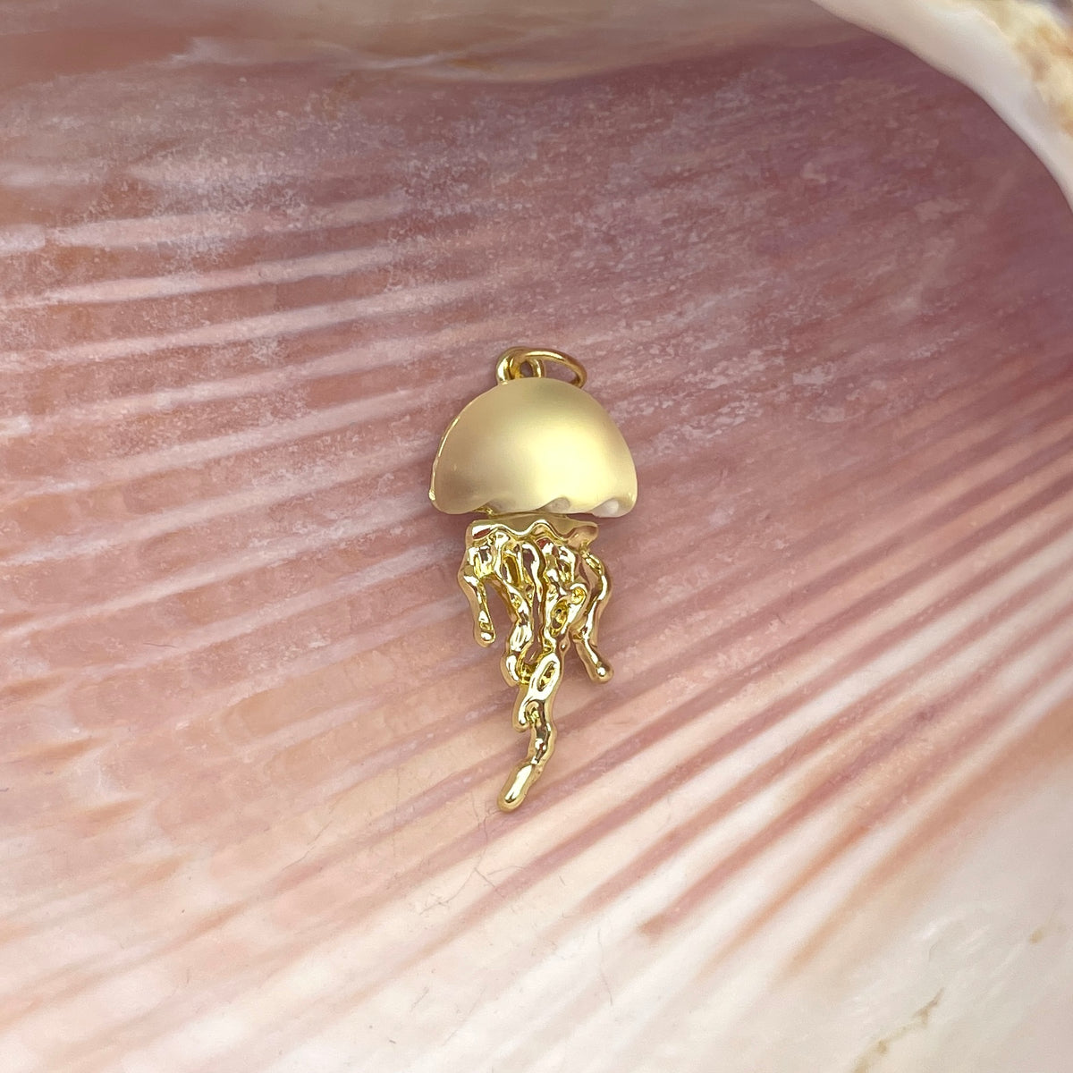 Vandmand vedhæng/charm, guld, nikkelfri, 25 x 13 mm, i 3 farver til smykker – Gul