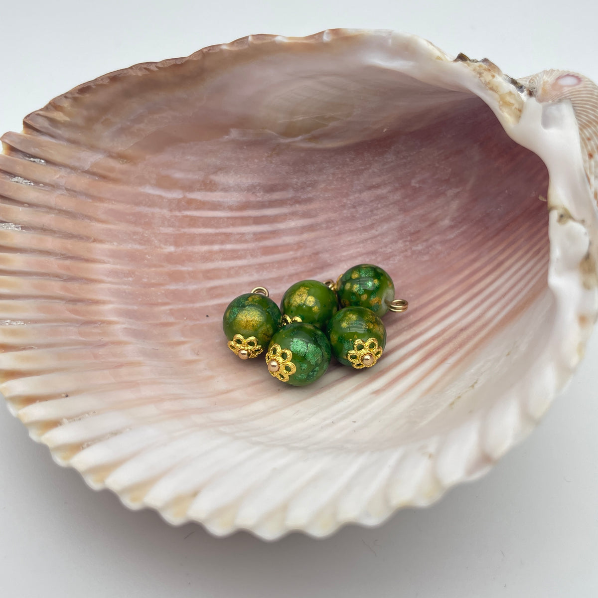 Emaljeret perle-vedhæng med guldblomst, nikkelfri, 10 x 10 mm, i flere farver – Grøn