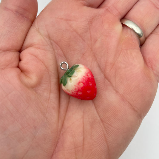 Jordbær vedhæng/charm i plast med sølvfarvet øje, 19 x 16 mm – billede 2