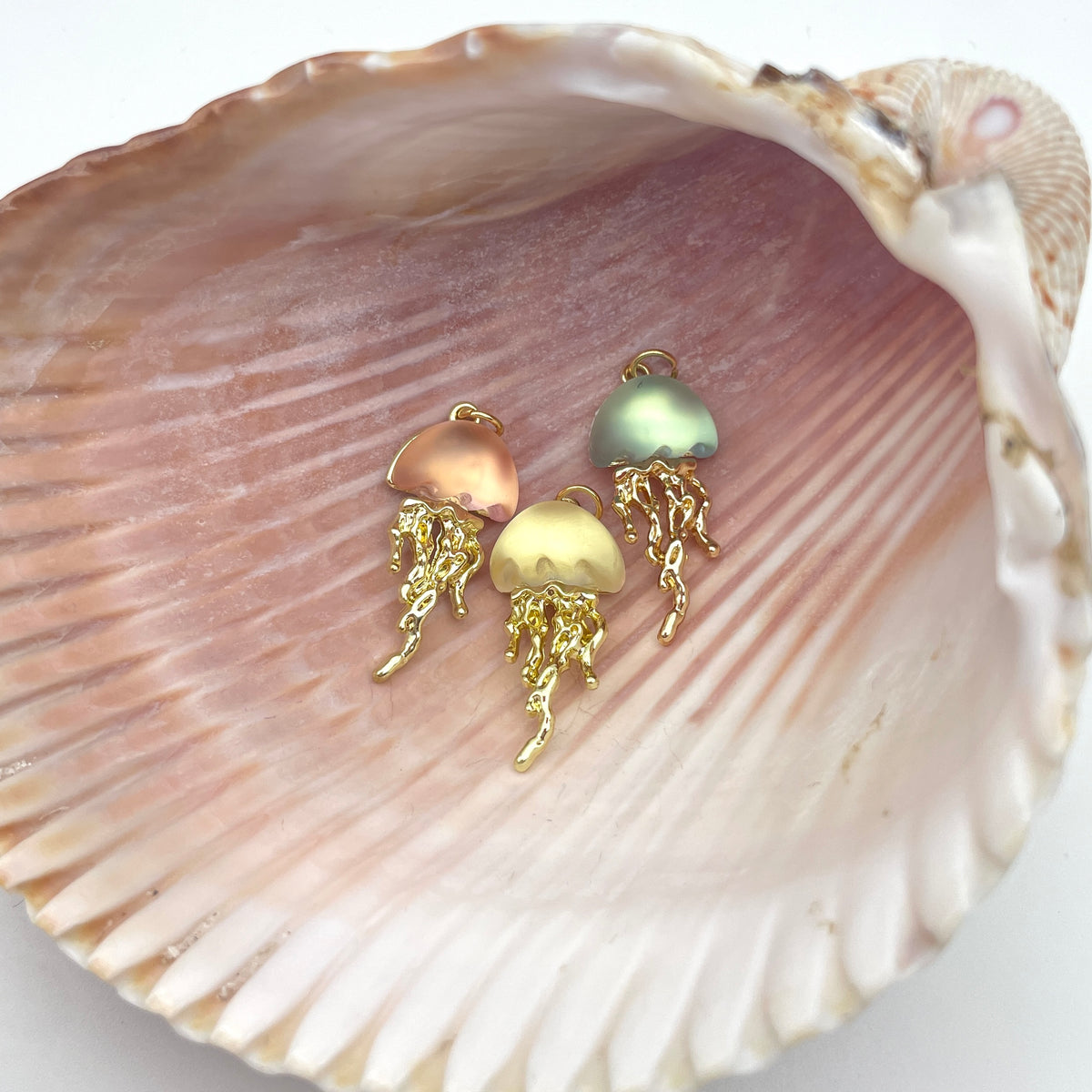 Vandmand vedhæng/charm, guld, nikkelfri, 25 x 13 mm, i 3 farver til smykker