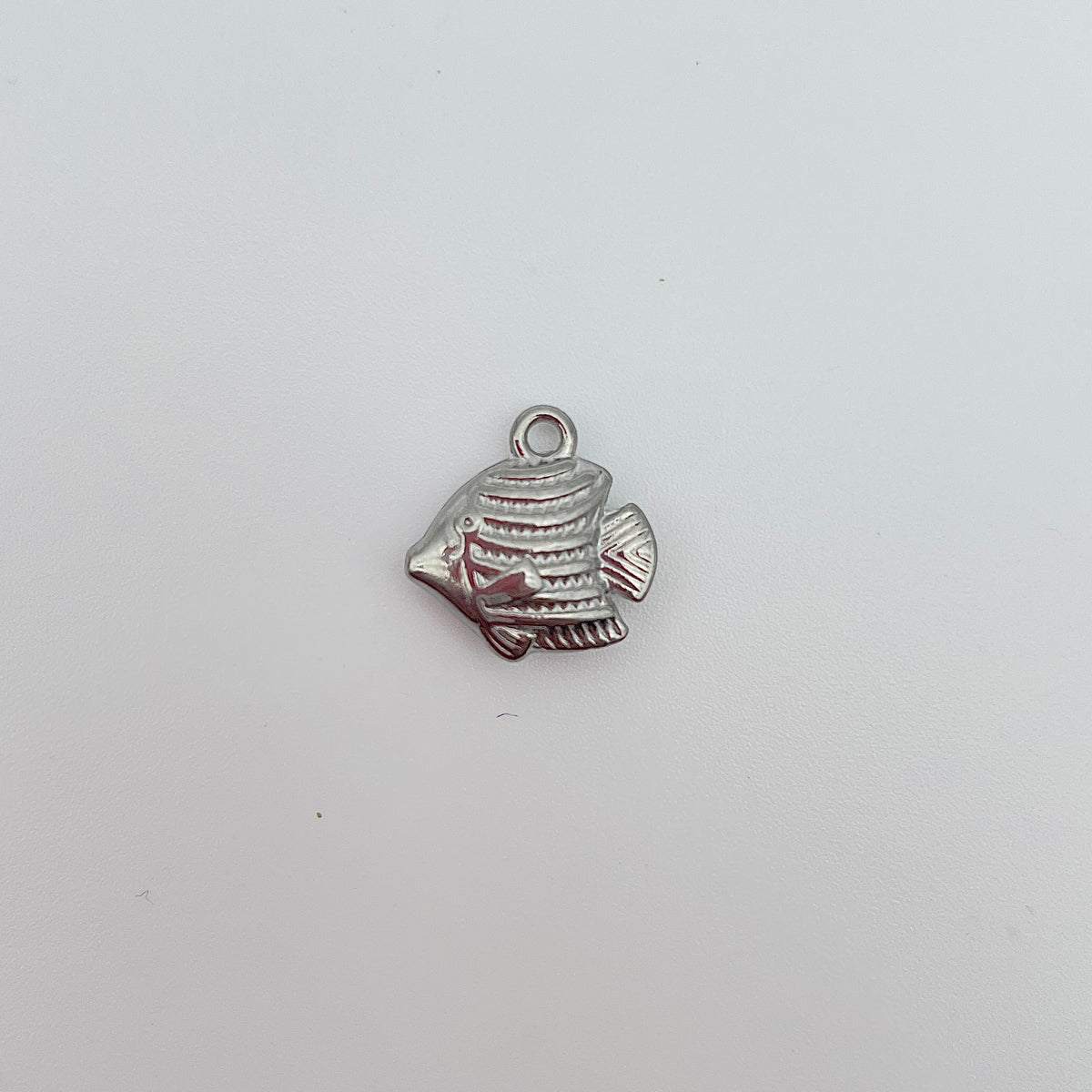Fisk vedhæng/charm, guld- eller sølvfarvet, nikkelfri, 12,5x12,5 mm, 2mm hul, til smykker – Sølv