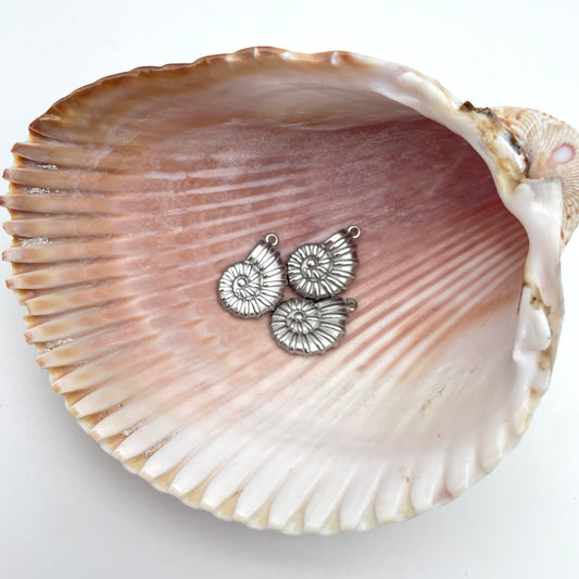 Konkylie vedhæng/charm, nikkelfri, 16 x 13 x3 mm, til smykker