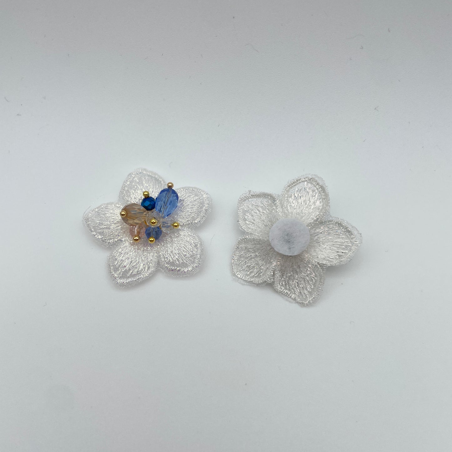 Blomst med perler som støvdragere.
