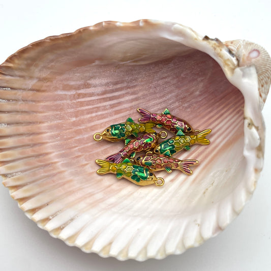 Fisk vedhæng/charm i farverig emalje, guld, nikkelfri, 25 x 16 mm, til smykker – billede 2