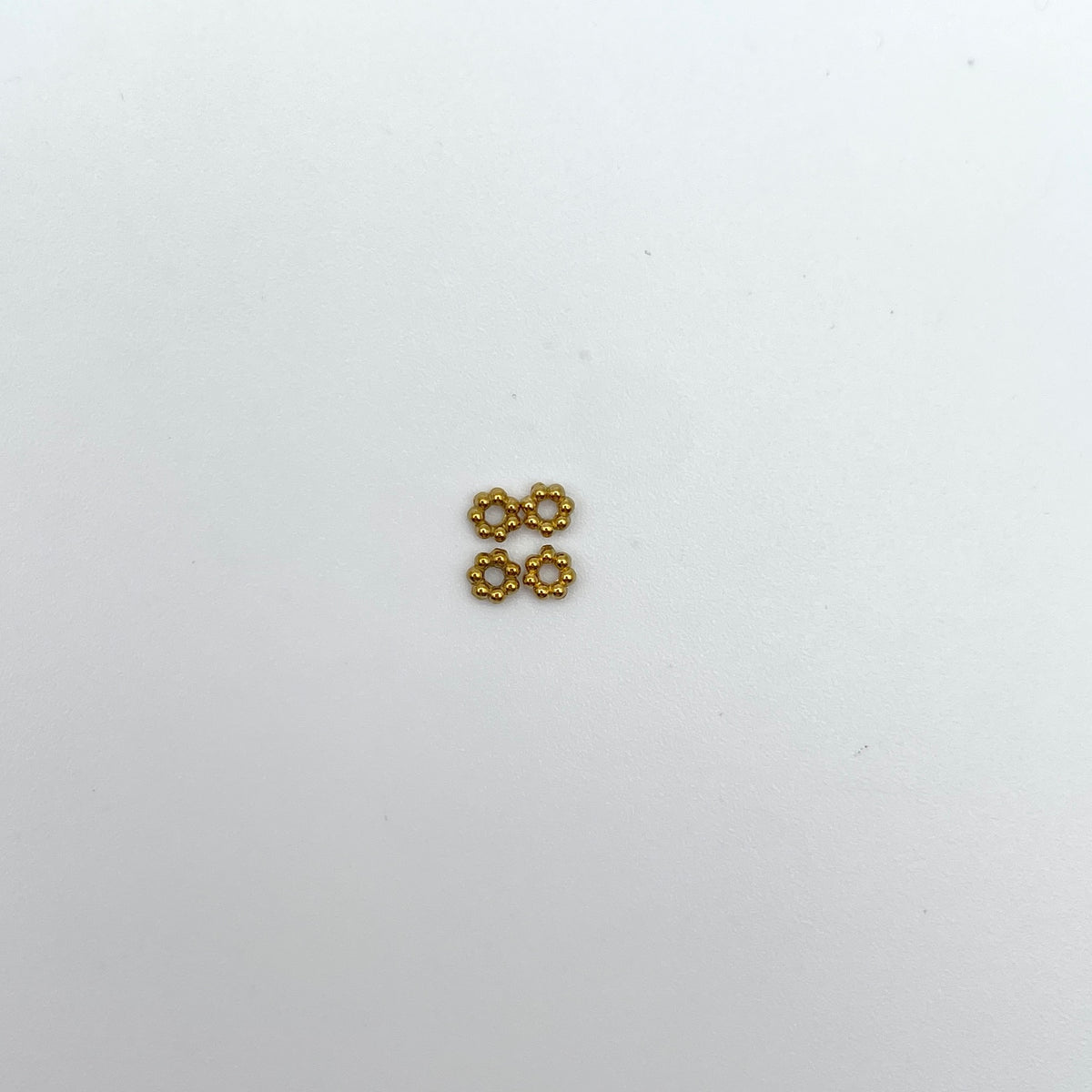 Metalblomst/spacer 2 mm med hul på 1 mm, nikkelfri, til smykker – Guld