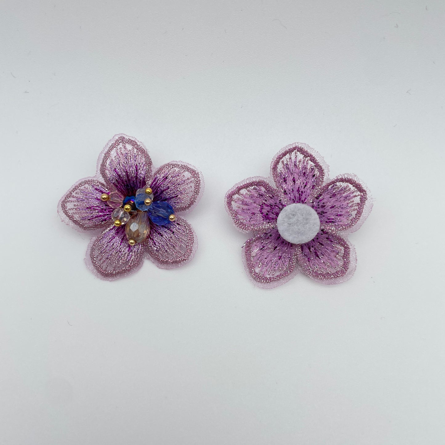 Blomst med perler som støvdragere.