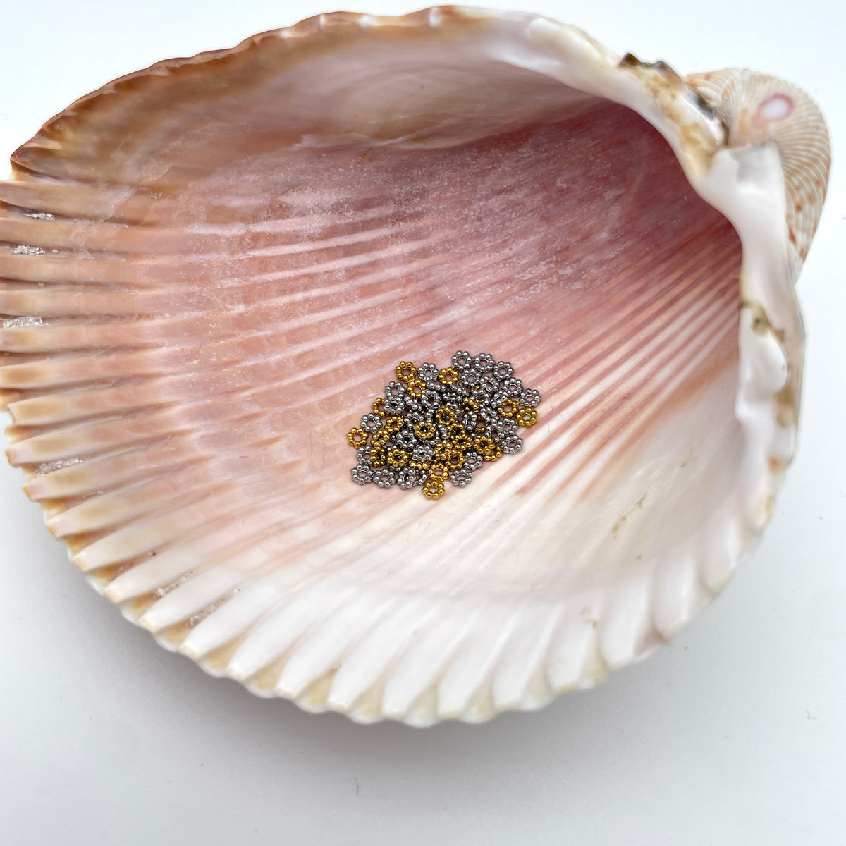 Metalblomst/spacer 2 mm med hul på 1 mm, nikkelfri, til smykker