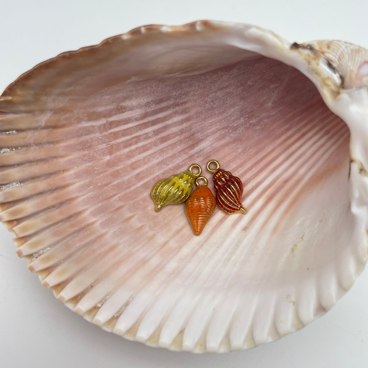 Konkylie vedhæng/charm, rød, lime eller orange 20x10mm, nikkelfri, til smykker