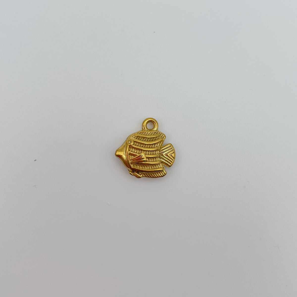 Fisk vedhæng/charm, guld- eller sølvfarvet, nikkelfri, 12,5x12,5 mm, 2mm hul, til smykker – Guld