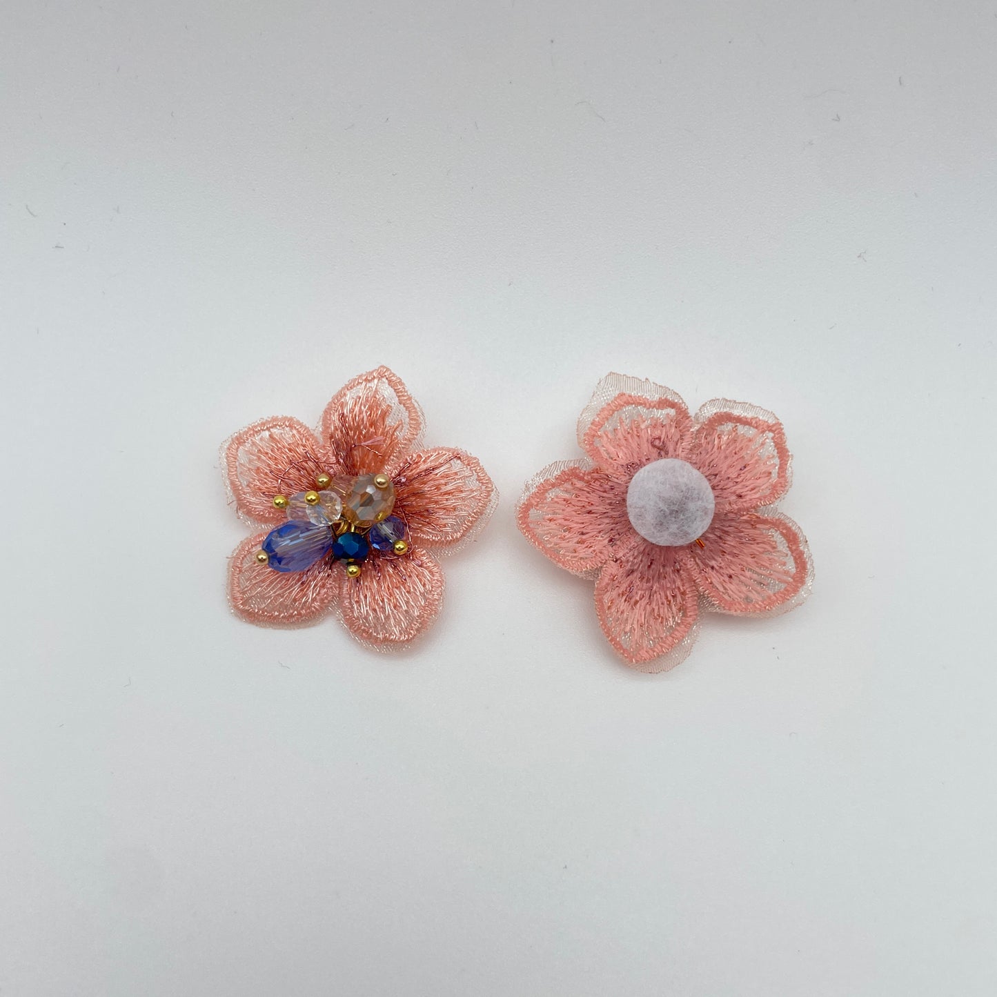 Blomst med perler som støvdragere.