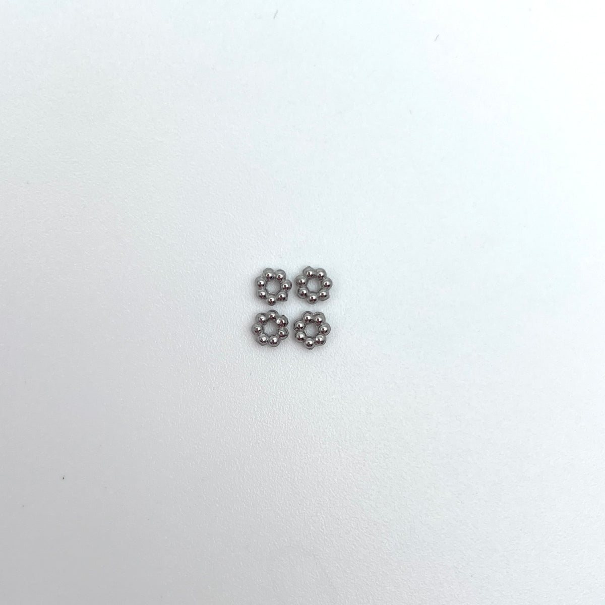 Metalblomst/spacer 2 mm med hul på 1 mm, nikkelfri, til smykker – Sølv