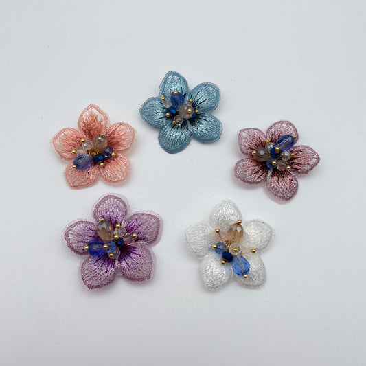 Blomst med perler som støvdragere.