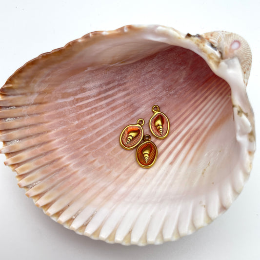 Konkylie vedhæng/charm i emalje, guld, nikkelfri, 10 x 13 mm, til smykker