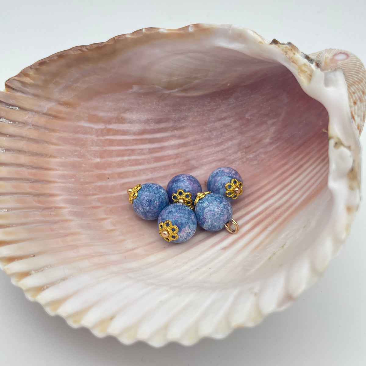 Emaljeret perle-vedhæng med guldblomst, nikkelfri, 10 x 10 mm, i flere farver – Violet
