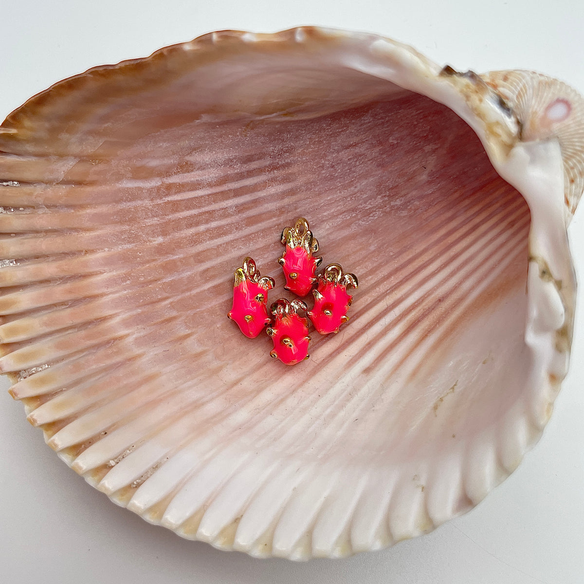 Dragefrugt vedhæng/charm, nikkelfri, 12 x 7 mm, til smykkefremstilling