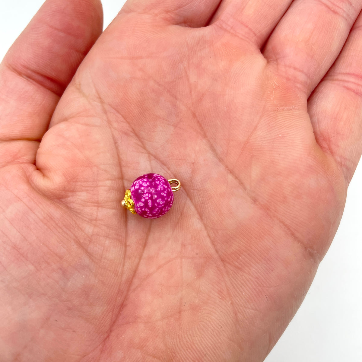 Emaljeret perle-vedhæng med guldblomst, nikkelfri, 10 x 10 mm, i flere farver – billede 13