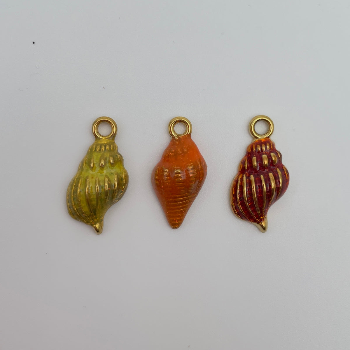 Konkylie vedhæng/charm, rød, lime eller orange 20x10mm, nikkelfri, til smykker – billede 2