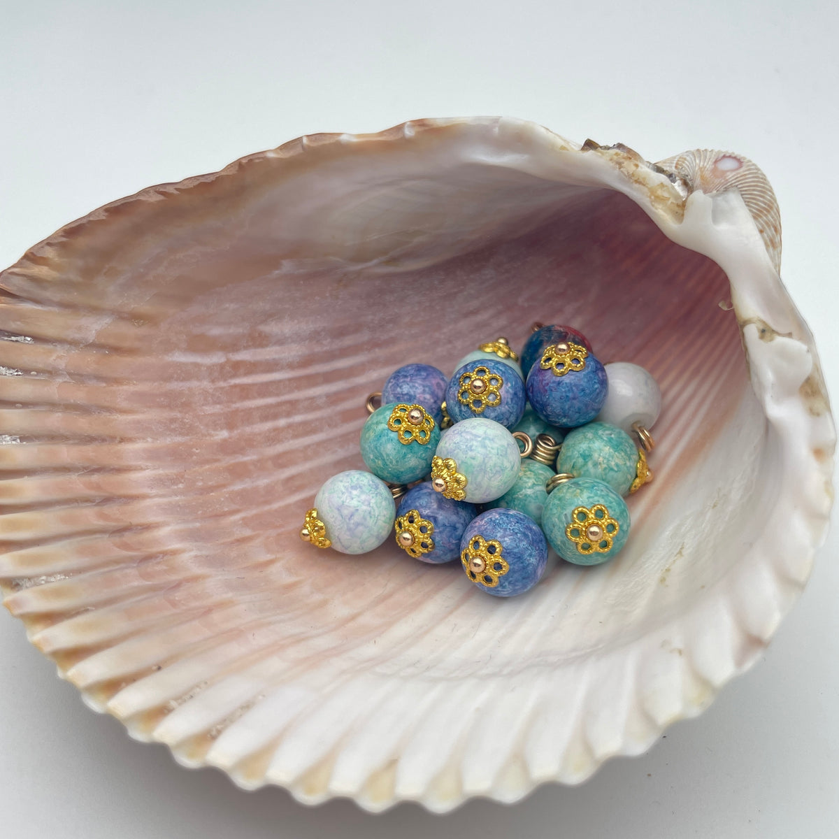 Emaljeret perle-vedhæng med guldblomst, nikkelfri, 10 x 10 mm, i flere farver