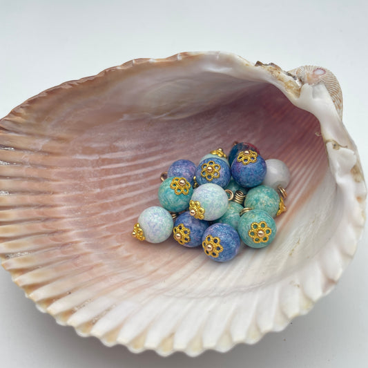 Emaljeret perle-vedhæng med guldblomst, nikkelfri, 10 x 10 mm, i flere farver