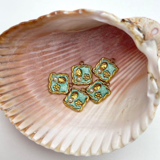 Strand vedhæng/charm med emalje og perle, guld, nikkelfri, 14 x 14 mm