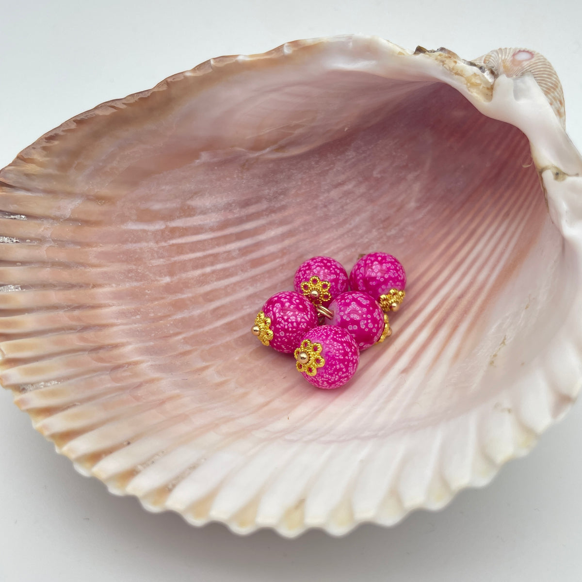 Emaljeret perle-vedhæng med guldblomst, nikkelfri, 10 x 10 mm, i flere farver – Pink