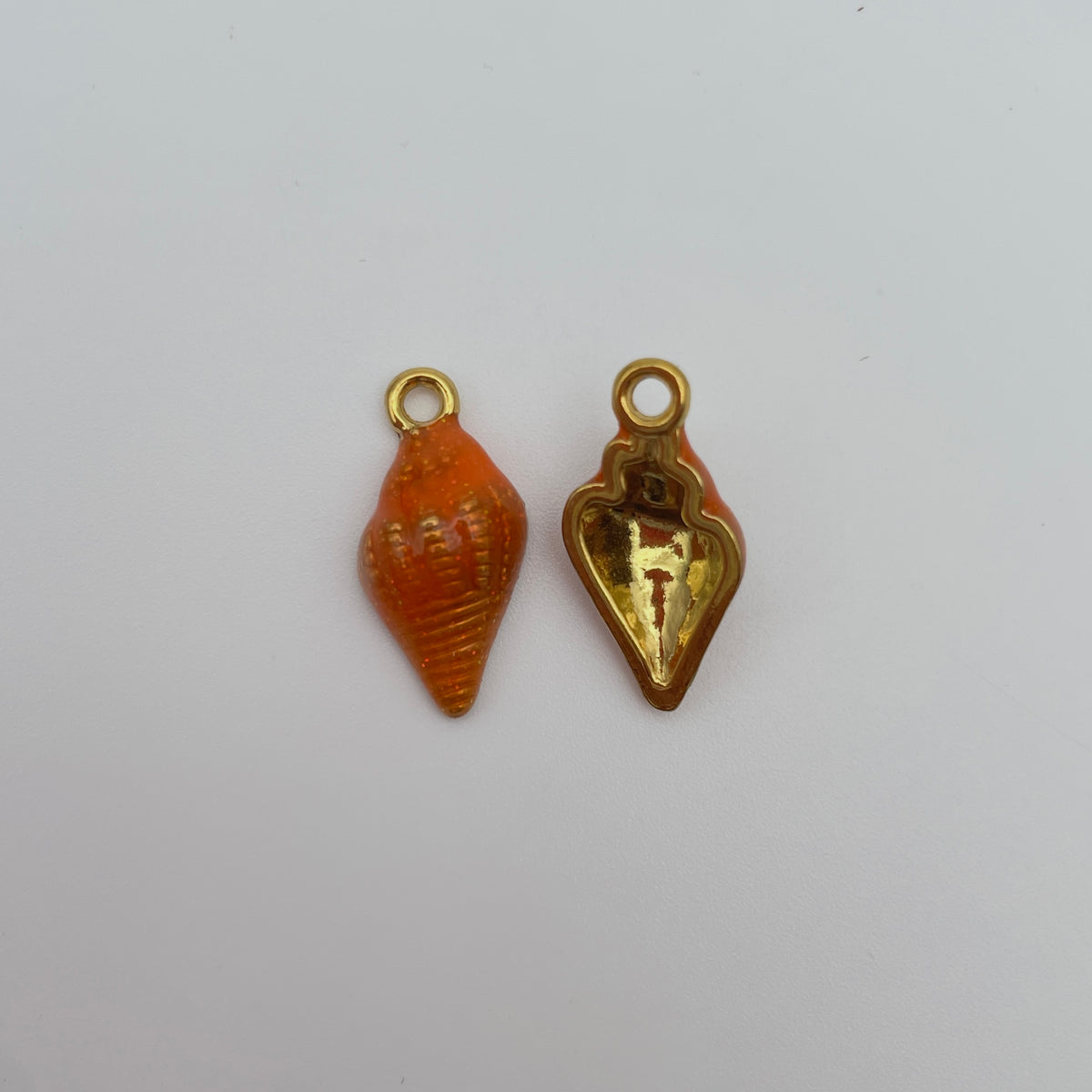 Konkylie vedhæng/charm, rød, lime eller orange 20x10mm, nikkelfri, til smykker – Orange