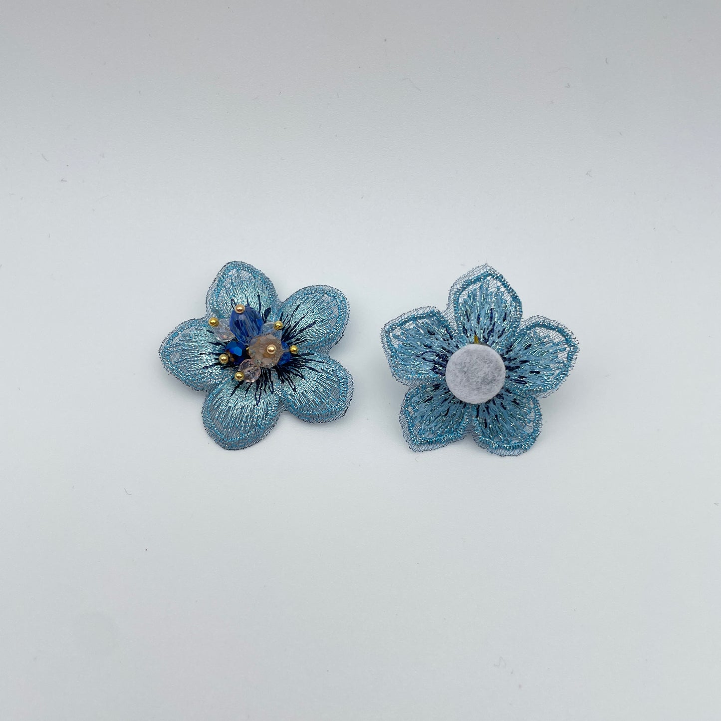 Blomst med perler som støvdragere.