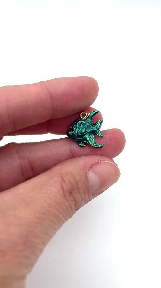 Fisk vedhæng/charm, rød/gul eller blågrøn, 16x16mm, nikkelfri, til smykker